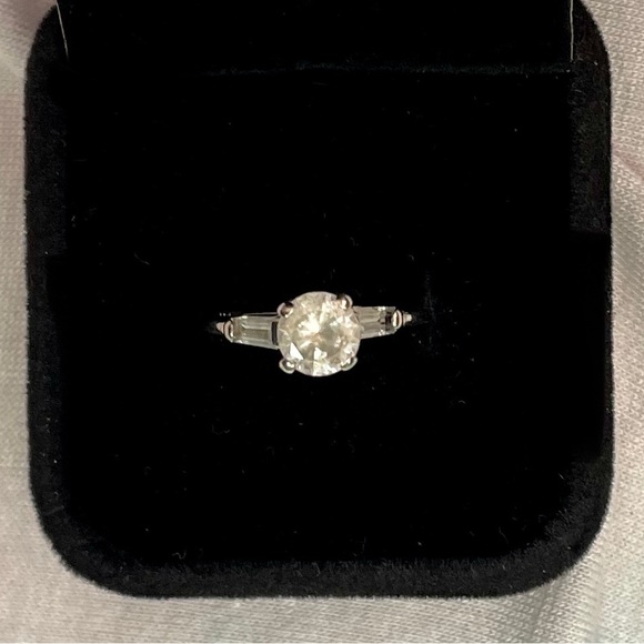 14K White Gold Ring - Picture 5 of 5